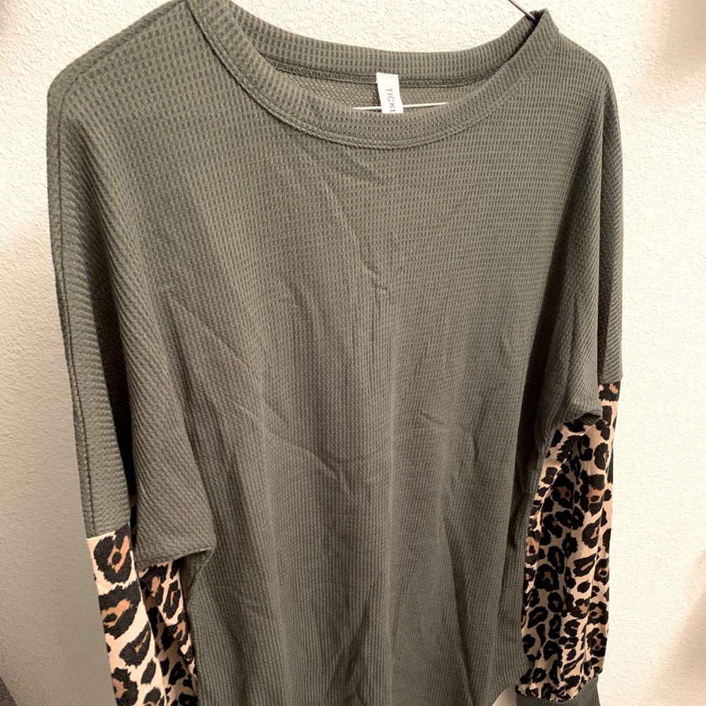 Size medium. Tickled Teal brand. Never worn.